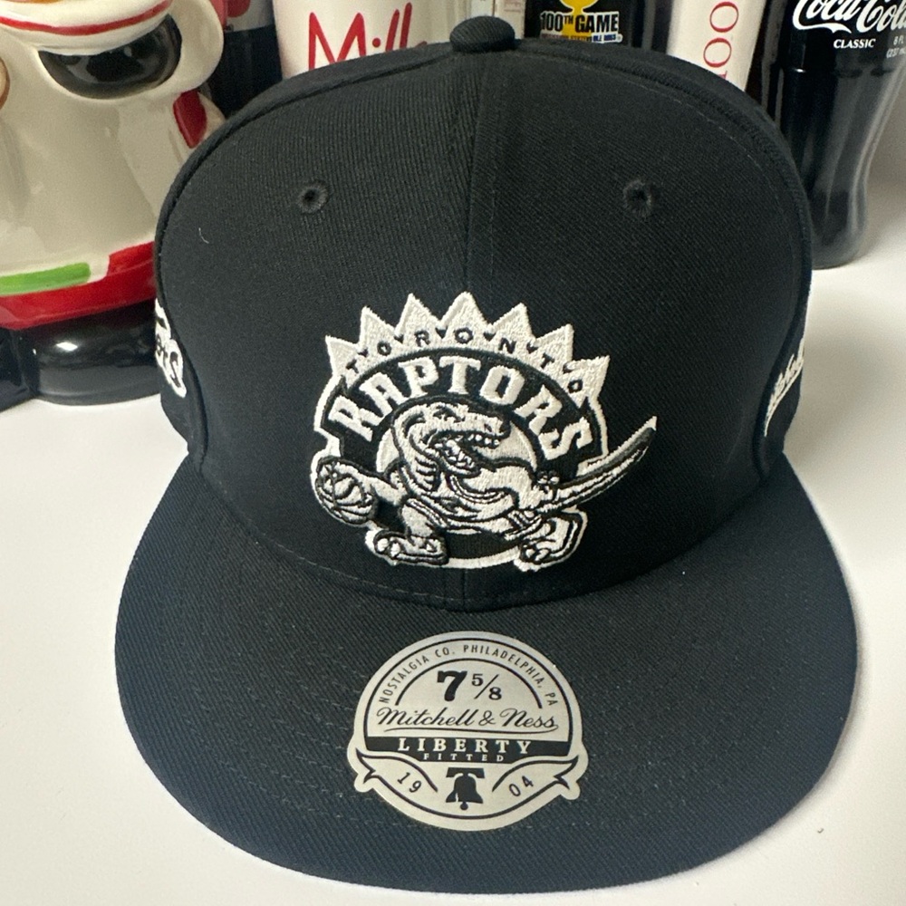 TORONTO RAPTORS Cap Mitchell & Ness Liberty Fitted Hat Black & White 7 5/8 NEW